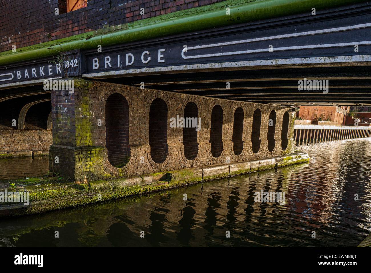 Die Barker Bridge, die über den Birmingham Fazeley Kanal im Zentrum von Brimingham verläuft, ist ein denkmalgeschütztes Bauwerk. Stockfoto