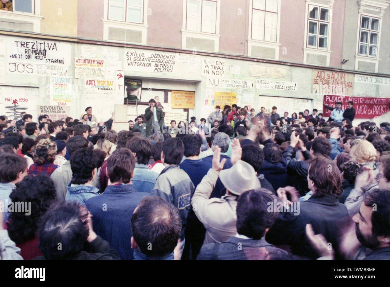 Brasov, Rumänien, April 1990. Nach der antikommunistischen Revolution von 1989 brachen im ganzen Land Proteste gegen die ehemaligen kommunistischen Beamten aus, die sofort die Macht ergriffen. Auf dem zentralen Platz von Brasov verurteilte eine politische Demonstration die neue Partei an der Macht, F.S.N. Stockfoto