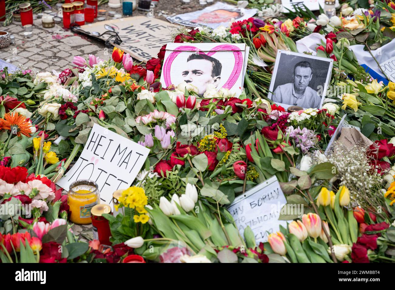 24.02.2024, Berlin, Deutschland, Europa - Eine provisorische Gedenkstätte aus Blumen, Kerzen und Bildern für den russischen Oppositionsführer Alexej Nawalny. Stockfoto