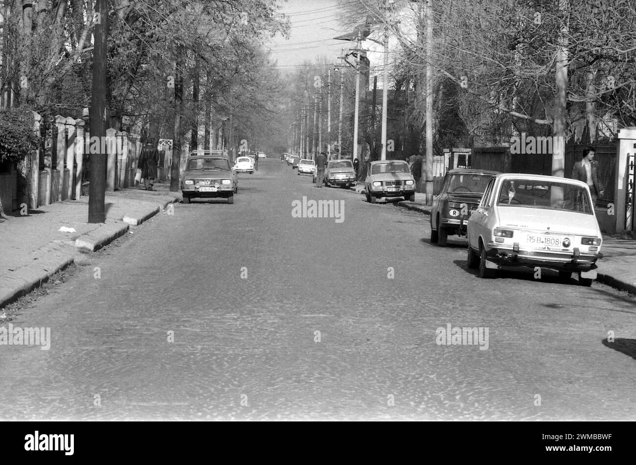 Bukarest, Rumänien, ca. 1979. Fahrzeuge parkten entlang einer Straße in der Innenstadt von Bukarest. Stockfoto