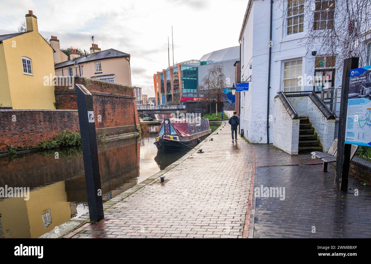 Schmale Boote des Kanals vertäuten auf dem Fazeley-Kanal in Birmingham. Stockfoto