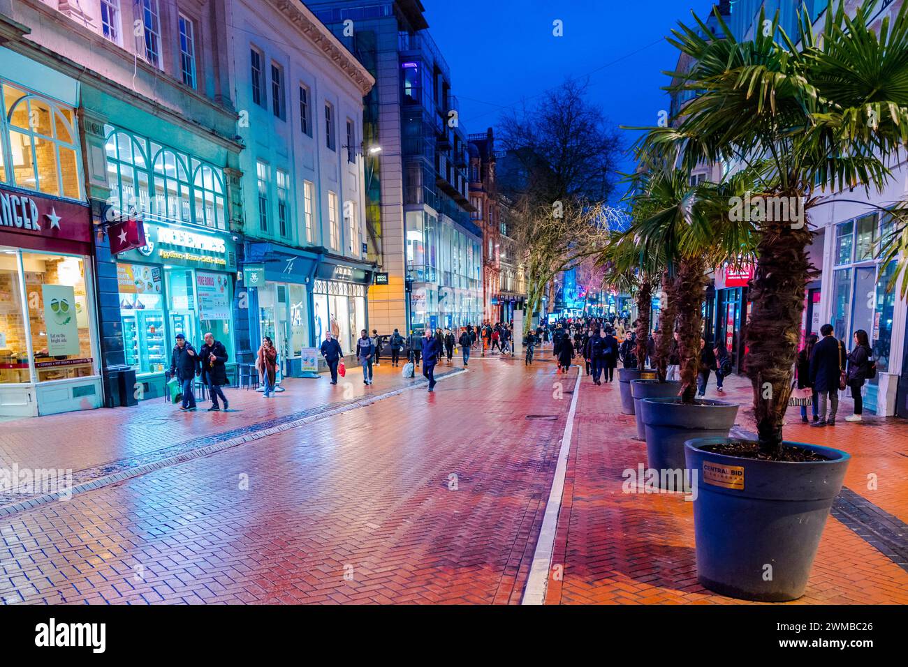 Die Hauptfußgängerzone New Street mit Geschäften, Cafés und Restaurants im Zentrum der Stadt Birmingham bei Nacht. Stockfoto