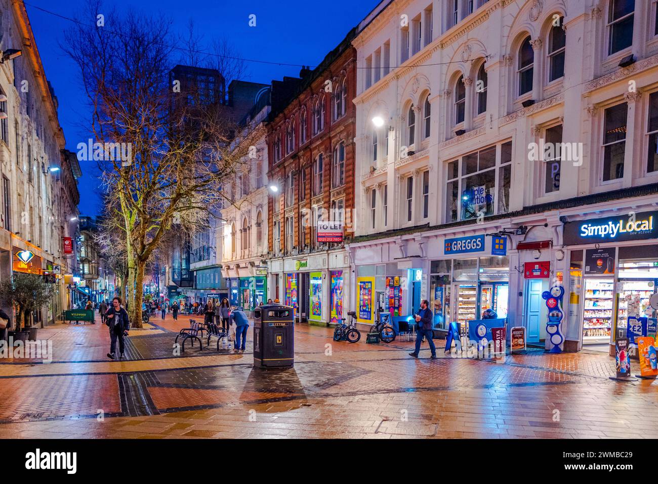 Die Hauptfußgängerzone New Street mit Geschäften, Cafés und Restaurants im Zentrum der Stadt Birmingham bei Nacht. Stockfoto