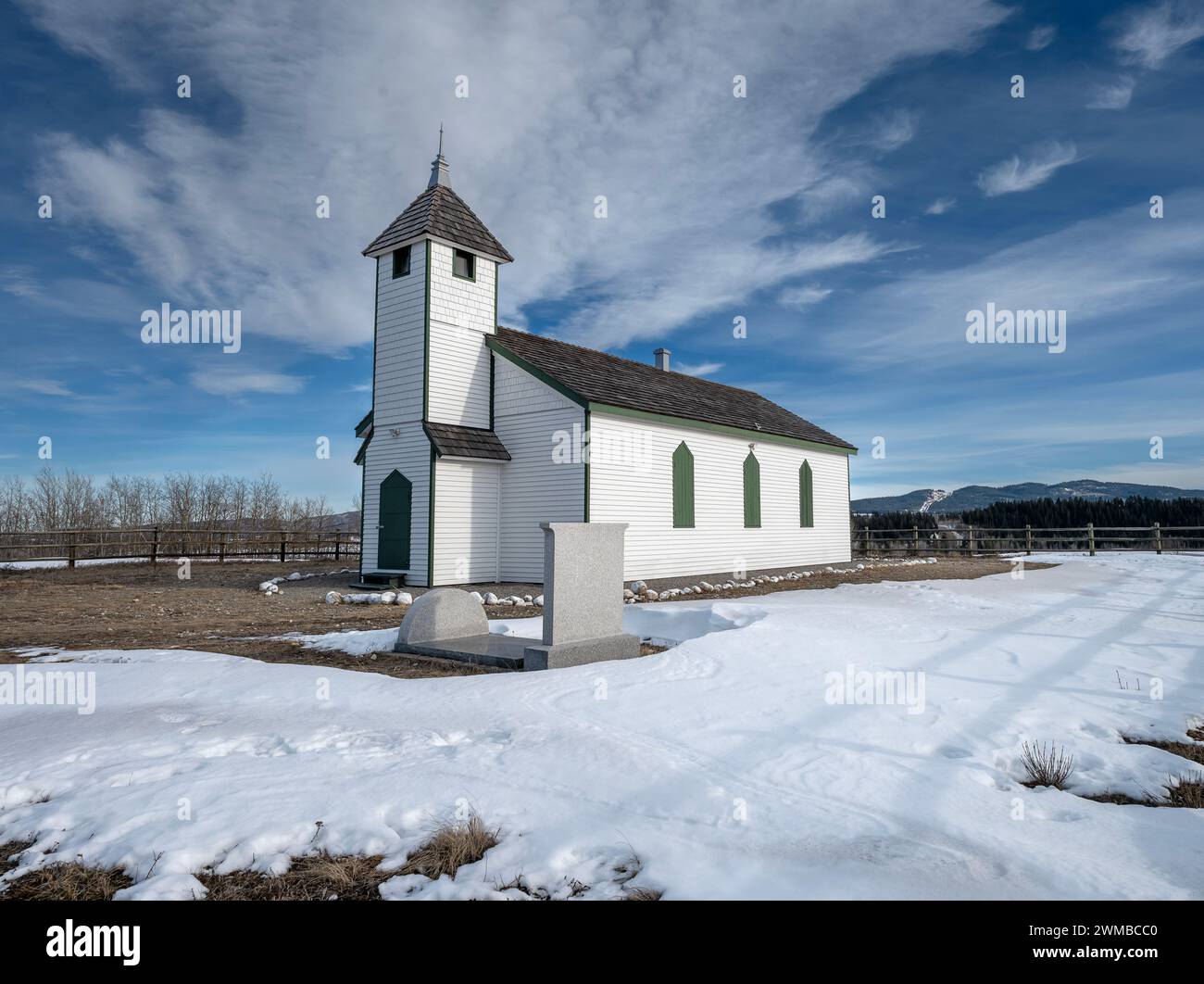 Historische hölzerne McDougall Memorial United Church im Stoney Indian Reserve in Morley, Alberta, Kanada Stockfoto