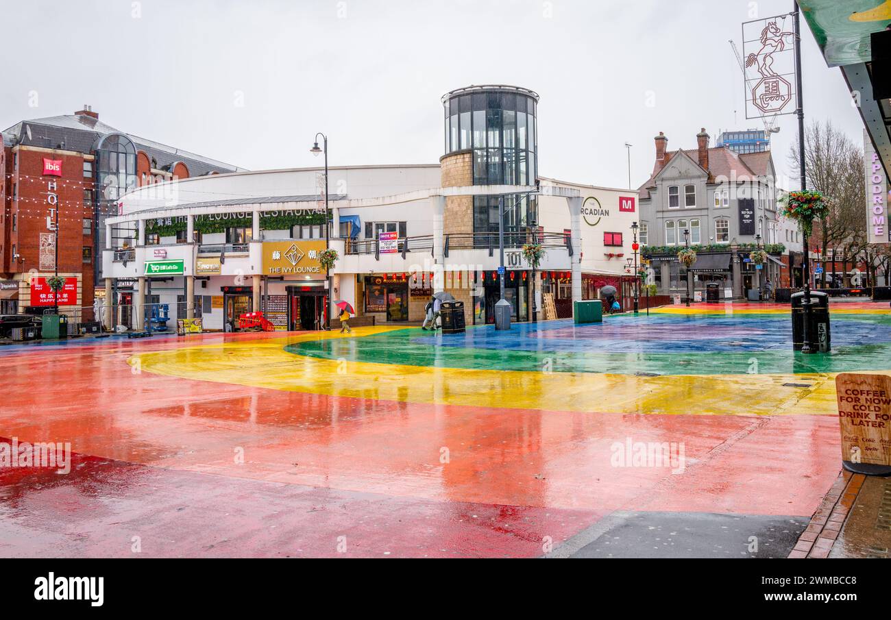 Birmingham Gay Village ist ein LGBT-Viertel neben dem Chinesischen Viertel in Birmingham an einem kalten und nassen Wintertag. Stockfoto