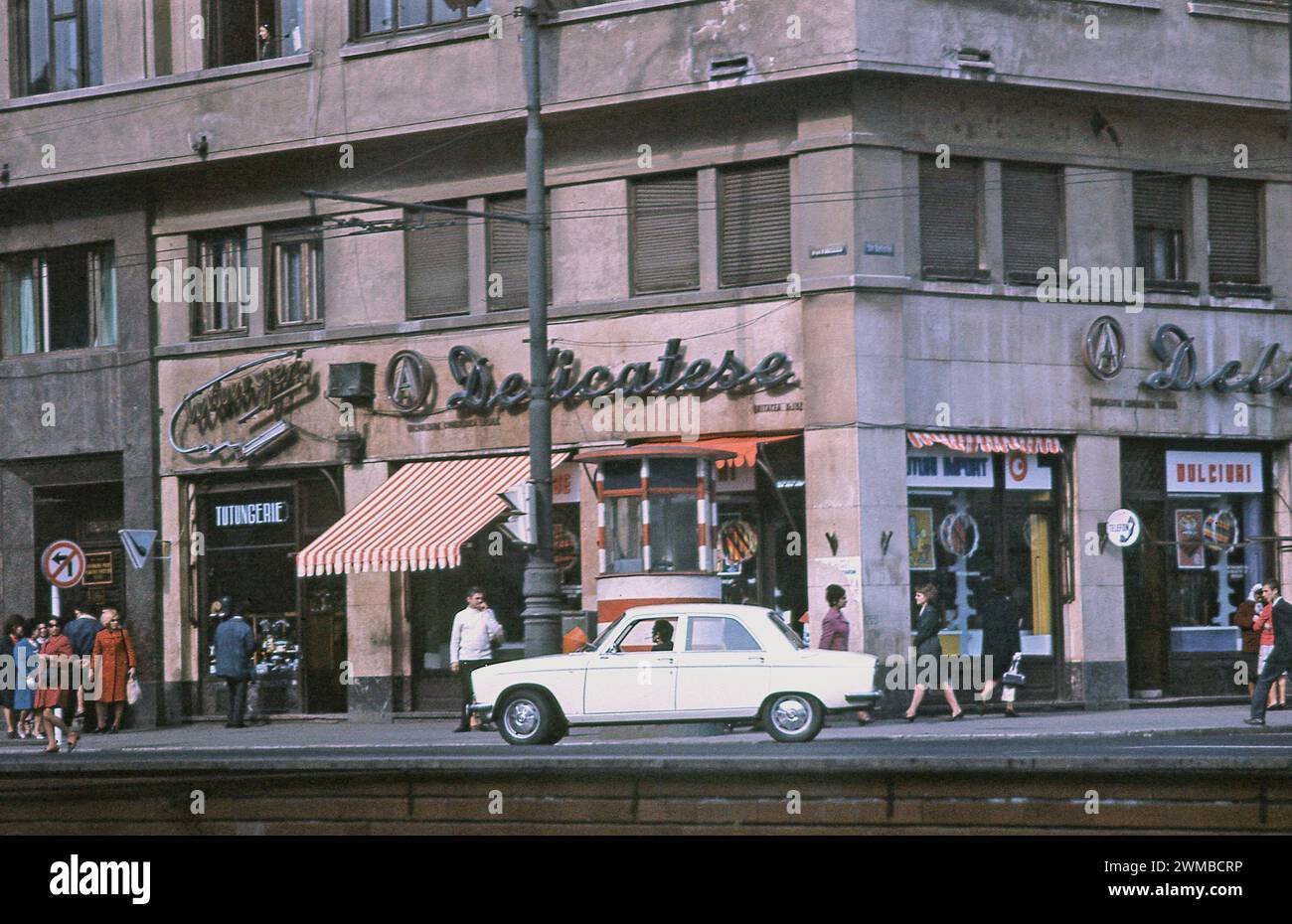 Bukarest, Rumänien, ca. 1979. Eine tägliche Szene in der Innenstadt von Bukarest. Auf dem Bürgersteig, an der Straßenecke, befindet sich ein rot-weißer Polizeiposten (Militia). Stockfoto