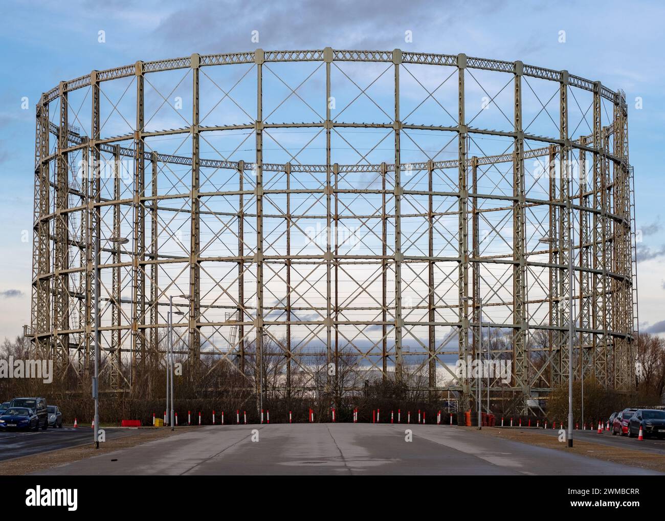 Legendärer Gashalter am Etihad Stadium in Manchester, der derzeit abgerissen wird. England 2023. Stockfoto