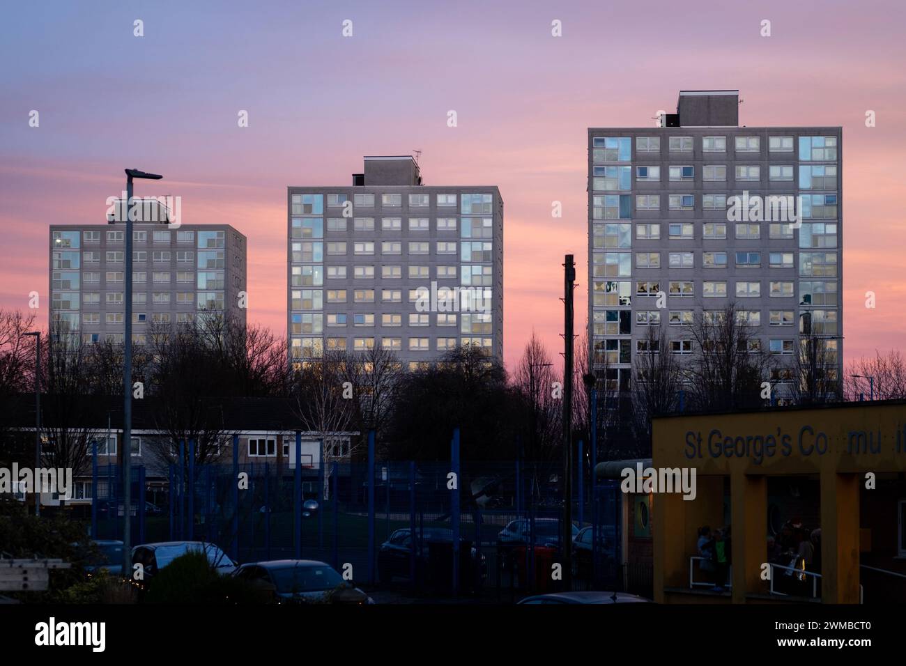 Reihe von drei Hochhäusern mit Sonnenuntergang im Hintergrund. UK Housing, Manchester, 2023. Stockfoto