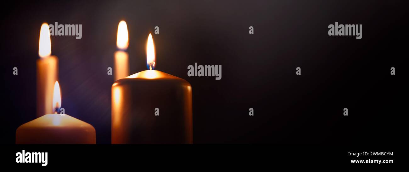 Beerdigungssymbol mit brennender Kerze in der Dunkelheit. Kopierbereich. Stockfoto