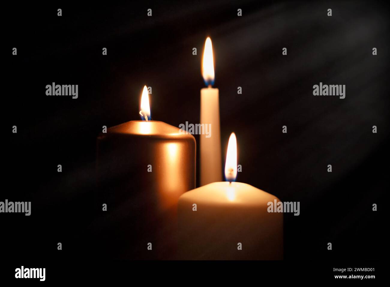 Beerdigungssymbol mit brennender Kerze in der Dunkelheit. Erinnerungskomposition Stockfoto