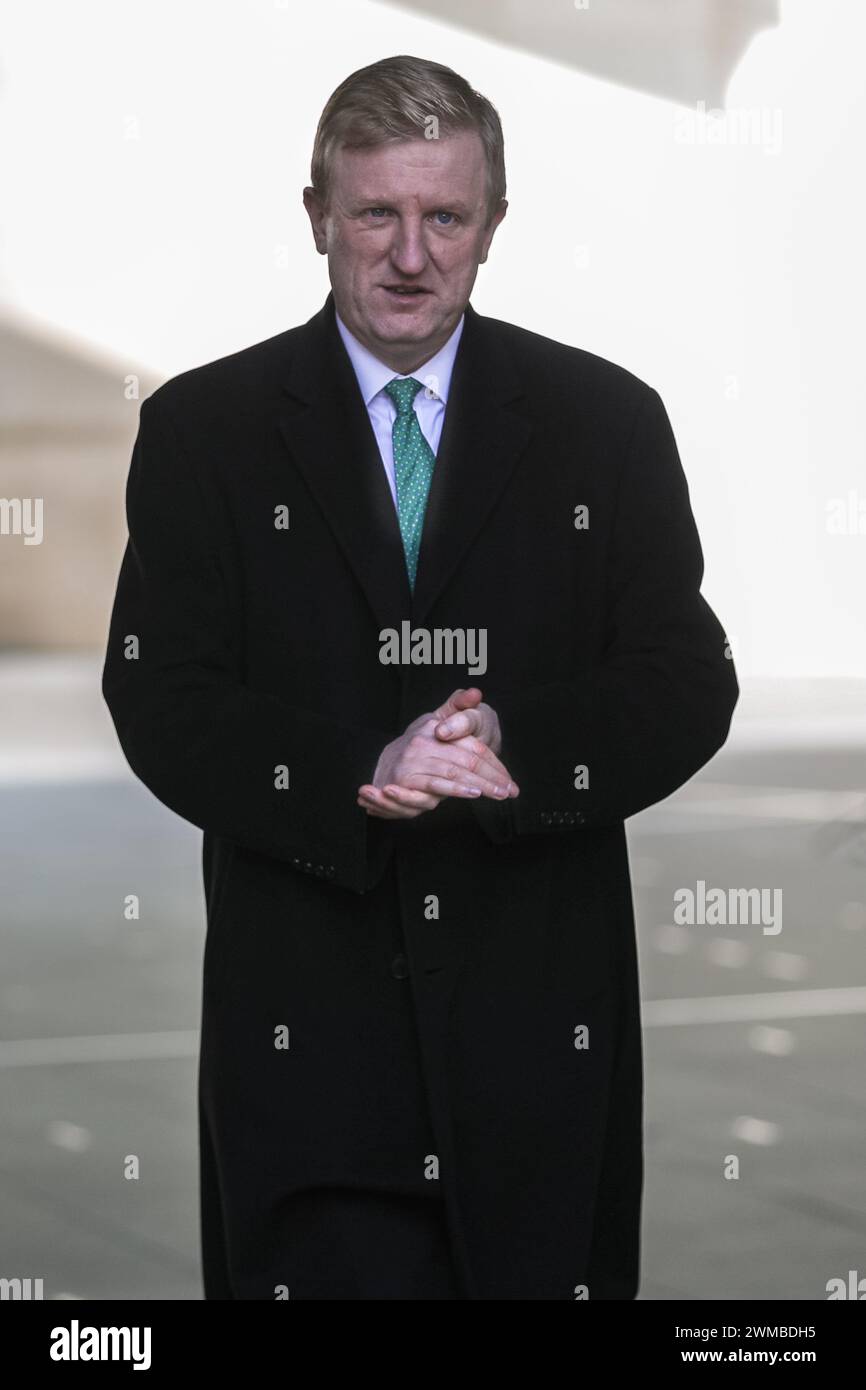 London, Großbritannien, 25. Februar 2024. Oliver Dowden, stellvertretender Premierminister des Vereinigten Königreichs, Kanzler des Herzogtums von Lancaster, Politiker der Konservativen Partei, wird im BBC Broadcasting House in Central London zu einem Appell gesehen. Quelle: Imageplotter/Alamy Live News Stockfoto