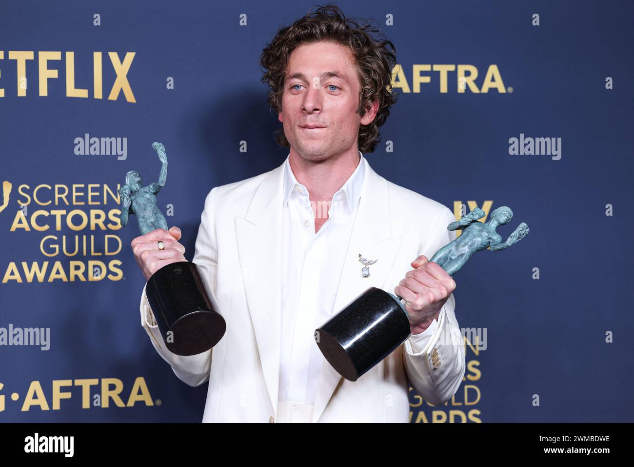 Los Angeles, Usa. Februar 2024. LOS ANGELES, KALIFORNIEN, USA - 24. FEBRUAR: Jeremy Allen White, Gewinner des Outstanding Performance by a Male Actor in a Comedy Series und Outstanding Performance by an Ensemble in a Comedy Series Awards für „The Bear“ posiert im Presseraum bei den 30. Annual Screen Actors Guild Awards im Shrine Auditorium und Expo Hall im Februar 24, 2024 in Los Angeles, Kalifornien, USA. (Foto: Xavier Collin/Image Press Agency) Credit: Image Press Agency/Alamy Live News Stockfoto