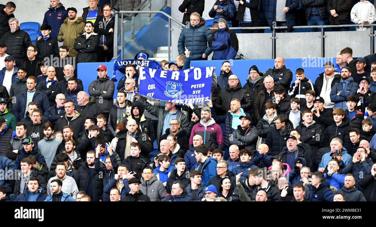 Everton-Fans während des Premier League-Spiels zwischen Brighton und Hove Albion und Everton im American Express Stadium, Brighton, Großbritannien - 24. Februar 2024 Foto Simon Dack / Teleobjektive nur redaktionelle Verwendung. Kein Merchandising. Für Football Images gelten Einschränkungen für FA und Premier League, inc. Keine Internet-/Mobilnutzung ohne FAPL-Lizenz. Weitere Informationen erhalten Sie bei Football Dataco Stockfoto