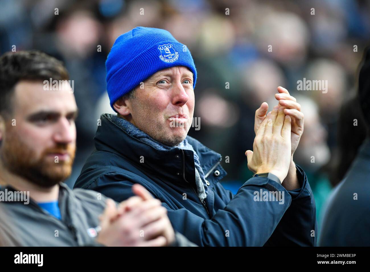 Everton-Fans während des Premier League-Spiels zwischen Brighton und Hove Albion und Everton im American Express Stadium, Brighton, Großbritannien - 24. Februar 2024 Foto Simon Dack / Teleobjektive nur redaktionelle Verwendung. Kein Merchandising. Für Football Images gelten Einschränkungen für FA und Premier League, inc. Keine Internet-/Mobilnutzung ohne FAPL-Lizenz. Weitere Informationen erhalten Sie bei Football Dataco Stockfoto