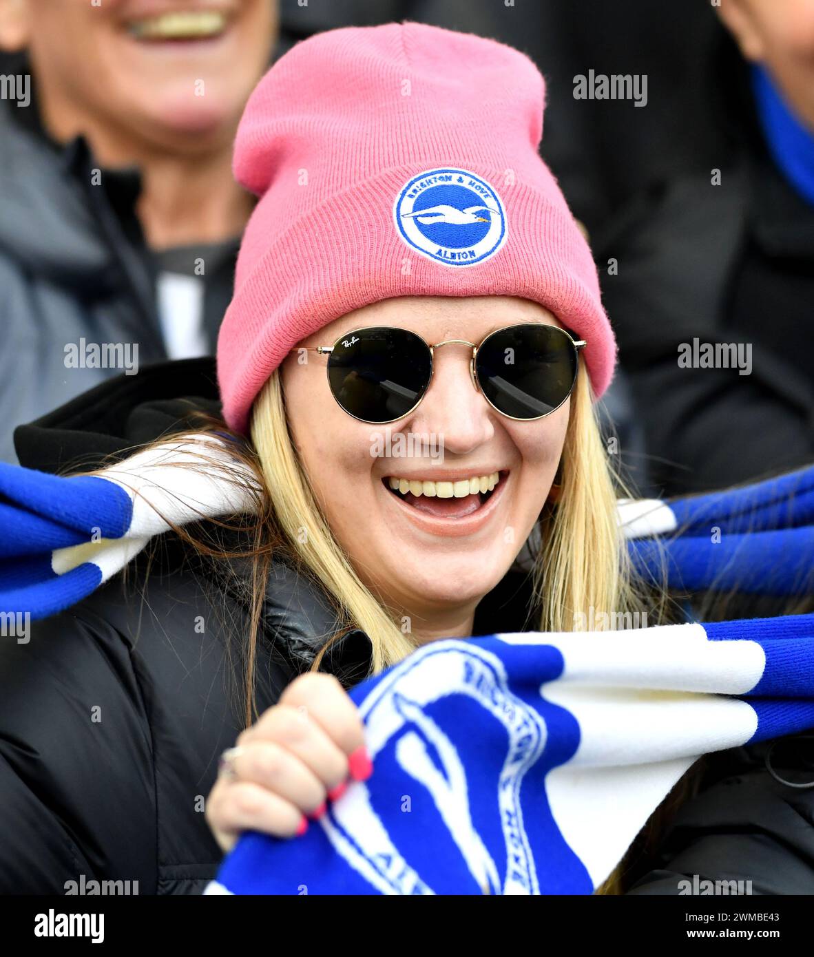 Brighton-Fans sehen glücklich aus während des Premier League-Spiels zwischen Brighton und Hove Albion und Everton im American Express Stadium, Brighton, UK - 24. Februar 2024 Foto Simon Dack / Teleobjektive nur redaktionelle Verwendung. Kein Merchandising. Für Football Images gelten Einschränkungen für FA und Premier League, inc. Keine Internet-/Mobilnutzung ohne FAPL-Lizenz. Weitere Informationen erhalten Sie bei Football Dataco Stockfoto