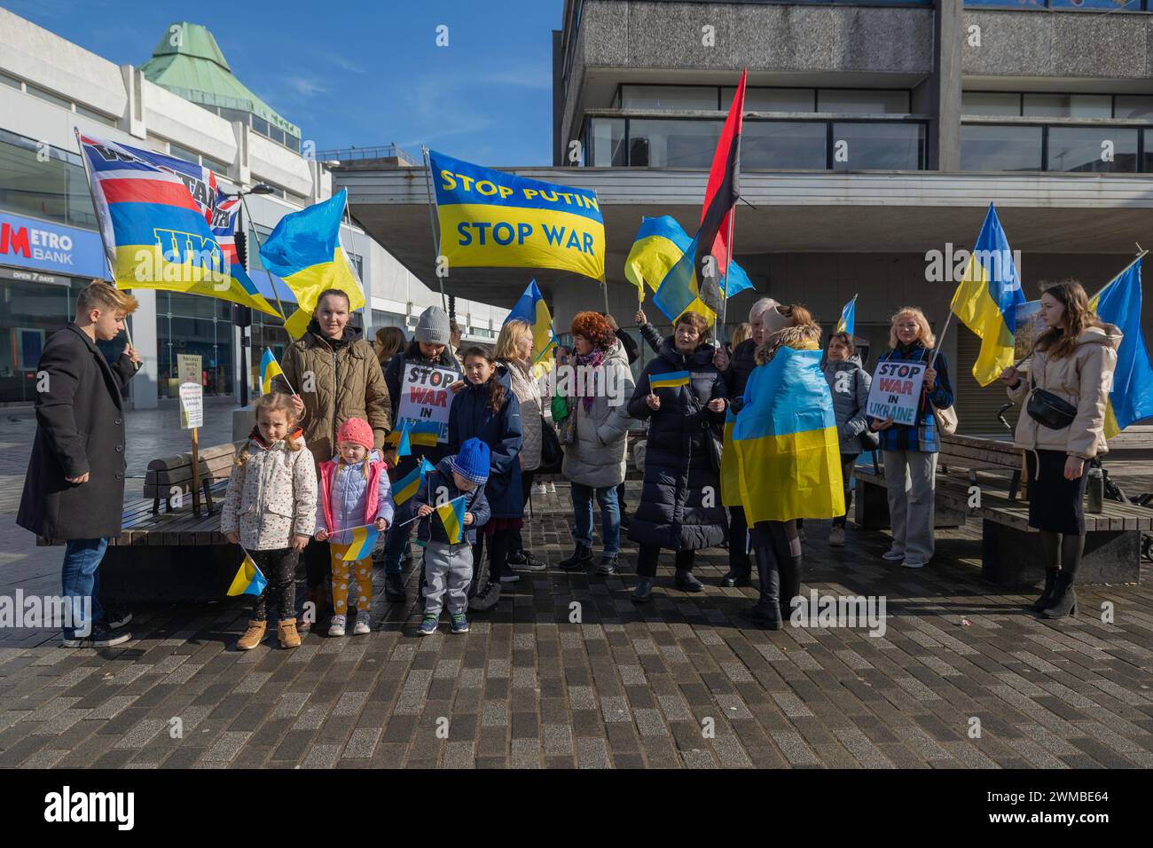 Southend on Sea, Großbritannien. Februar 2024. Ukrainische Flüchtlinge und ihre Unterstützer treffen sich in der Hauptstraße, um Unterstützung zu zeigen und das Bewusstsein für die Lage in der Ukraine zu schärfen. Die Gruppe hat zusammen in Southend wöchentliche Mahnwachen an einem Sonntag seit der aktuellen Invasion Russlands im Jahr 2022 organisiert. Penelope Barritt/Alamy Live News Stockfoto