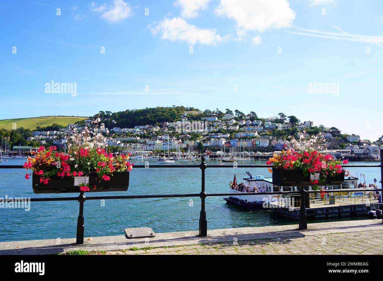 Kingswear, Großbritannien - 14. September 2023: Kingswear City von der anderen Seite der Flussmündung des River Dart in Darthmouth aus gesehen Stockfoto