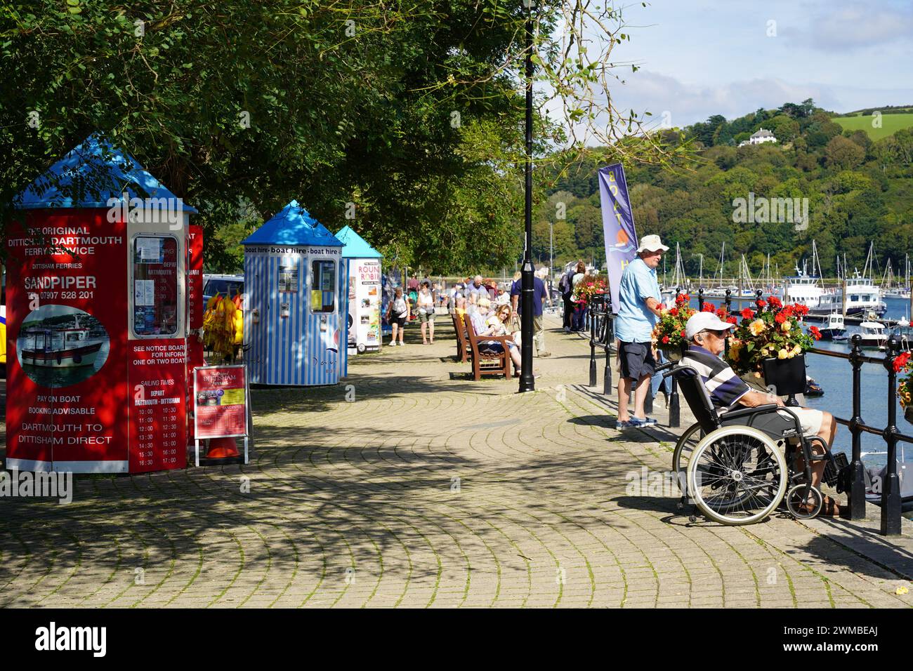 Dartmouth, Großbritannien - 14. September 2023: Promenade entlang der Dartmouth River Dart Mündung Stockfoto