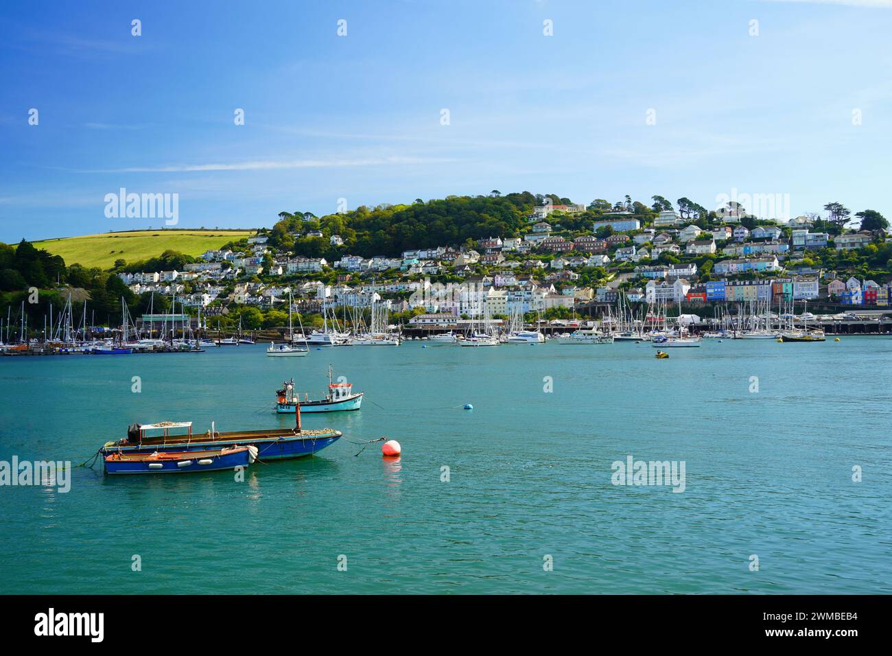Kingswear, Großbritannien - 14. September 2023: Kingswear City von der anderen Seite der Flussmündung des River Dart in Darthmouth aus gesehen Stockfoto