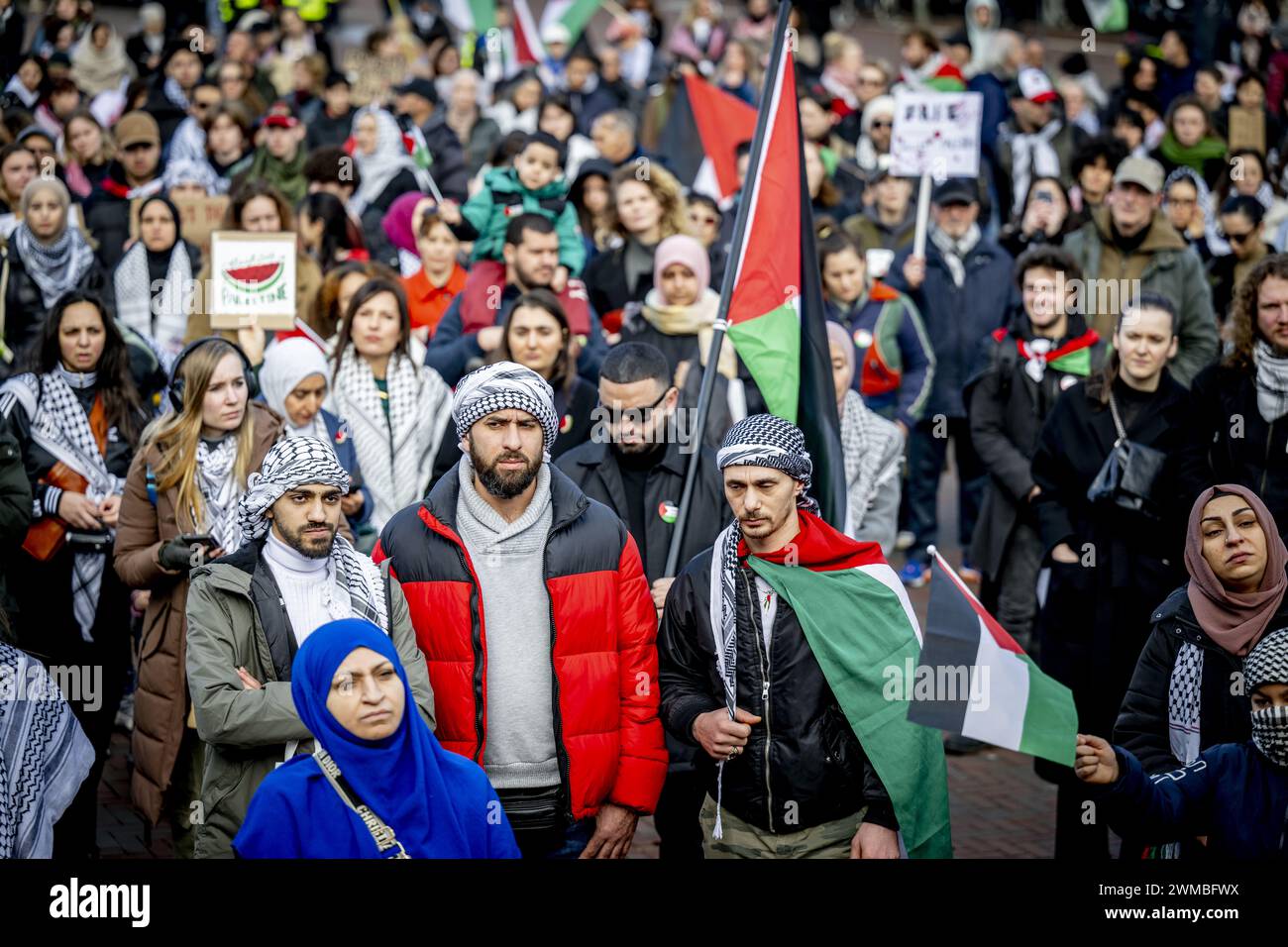 ROTTERDAM - Teilnehmer der Manifestation Hände weg Rafah nehmen an einer Protestprozession durch das Stadtzentrum Teil. Die Demonstration zielt auf die Aktionen Israels im Gazastreifen ab. ANP ROBIN UTRECHT niederlande raus - belgien raus Stockfoto