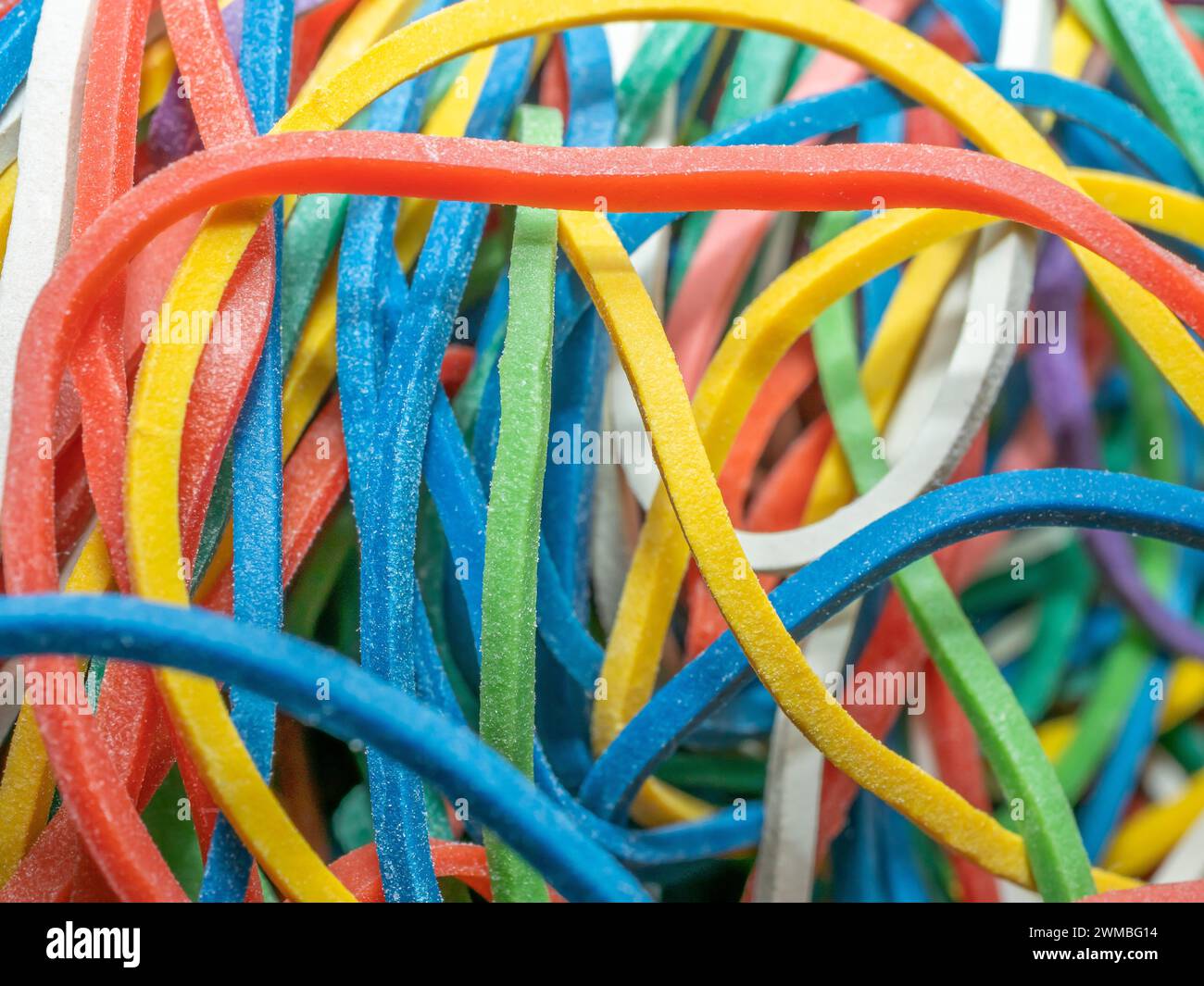 Chaos von vielen Gummibändern in verschiedenen Farben, Nahaufnahme. Abstrakter Hintergrund. Stockfoto