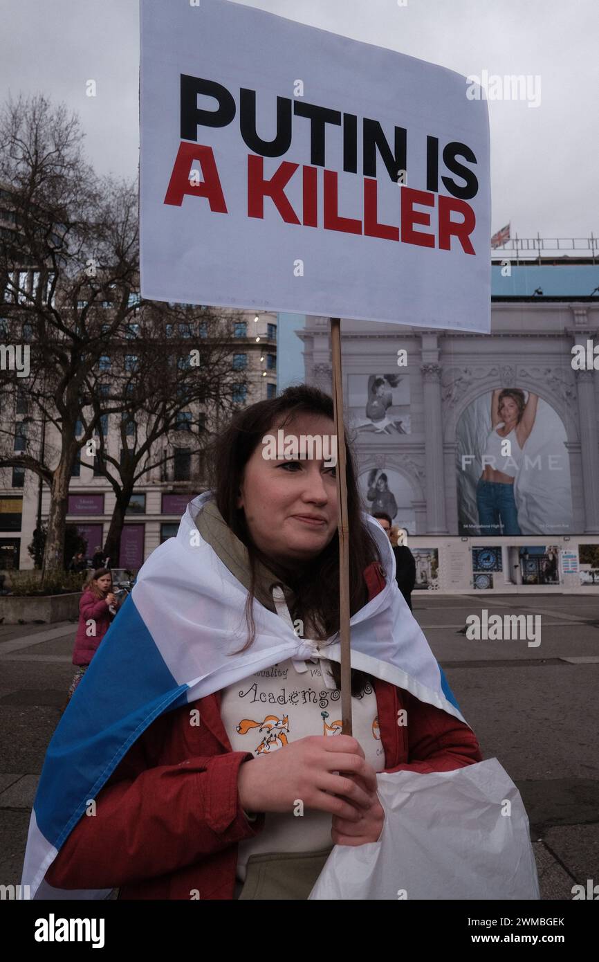 London, Großbritannien. Februar 2024. Solidarität mit der Ukraine marschiert vom Marmorbogen zur russischen Botschaft der Russischen Demokratischen Gesellschaft. Die Menschen brachten weiße und blaue Fahnen, um „eine mögliche künftige Flagge für ein friedliches Russland ohne das Rote der Aggression“ zu repräsentieren. Zwei Jahre sind seit der russischen Invasion vergangen. Quelle: Joao Daniel Pereira/Alamy Live News Stockfoto