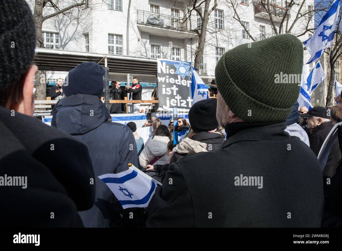 Februar 2024, Berlin, Deutschland: In Berlin, Deutschland, am 25. Februar 2024 fand eine bedeutende Demonstration statt, als sich pro-israelische Demonstranten versammelten, um ihre Unterstützung für Israel zu äußern. Die Versammlung, gekennzeichnet durch ein Meer israelischer Flaggen und Schilder mit Botschaften wie "gegen den Antisemitismus", "bring die Geiseln nach Hause" und "Free Gaza from Hamas", zeigte eine einheitliche Haltung gegen den Antisemitismus und in Solidarität mit den Geiseln, die von der Hamas gehalten werden. Rabbiner Yehuda Teichtal, eine prominente Persönlichkeit in der jüdischen Gemeinde Berlin und Präsident des Chabad Jewish Education Centre, hielt einen Stockfoto