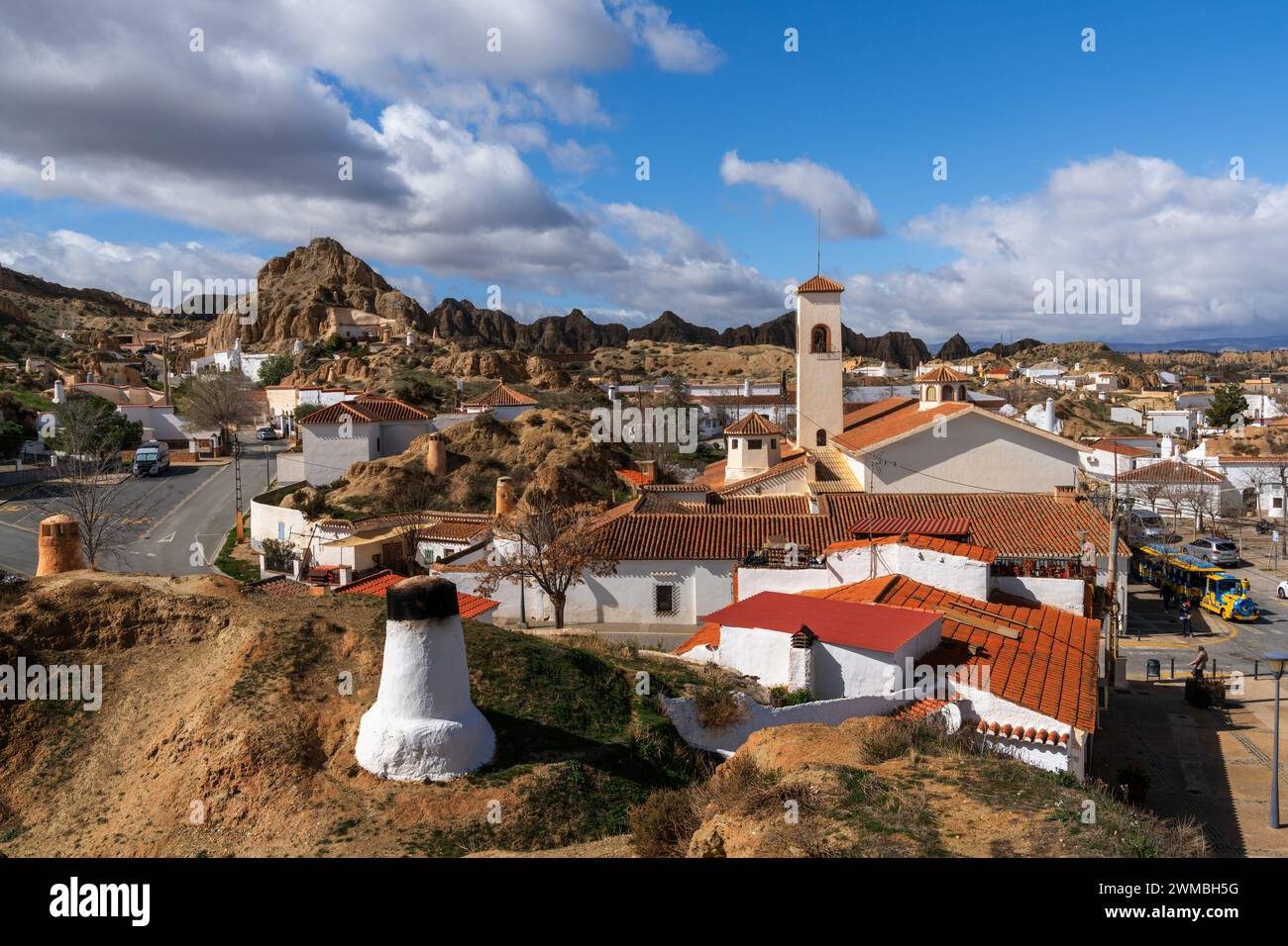 Guadix, Spanien - 24. Februar 2024: Blick auf die Höhlenhäuser im Barrio de Santiago von Guadix Stockfoto