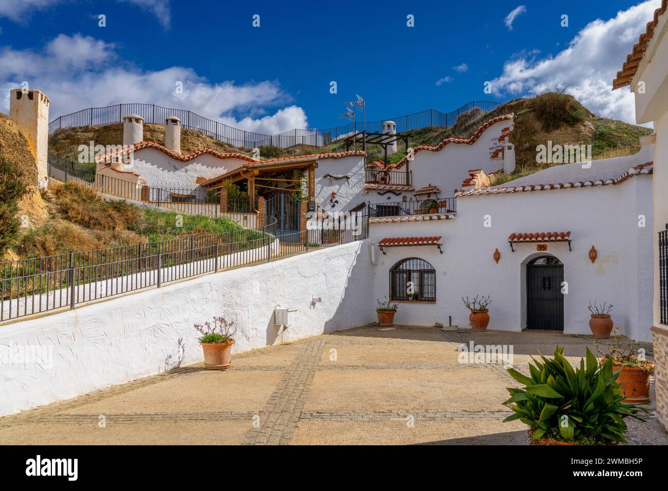 Guadix, Spanien - 24. Februar 2024: Blick auf die Höhlenhäuser im Barrio de Santiago von Guadix Stockfoto