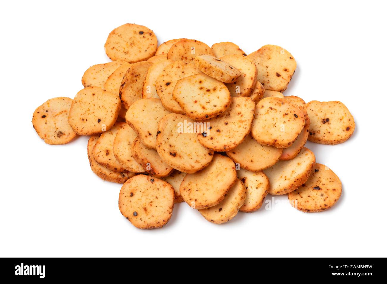 Haufen traditioneller Krichlate-scharfer Miniatur-Shortbread-Kekse isoliert auf weißem Hintergrund aus nächster Nähe Stockfoto