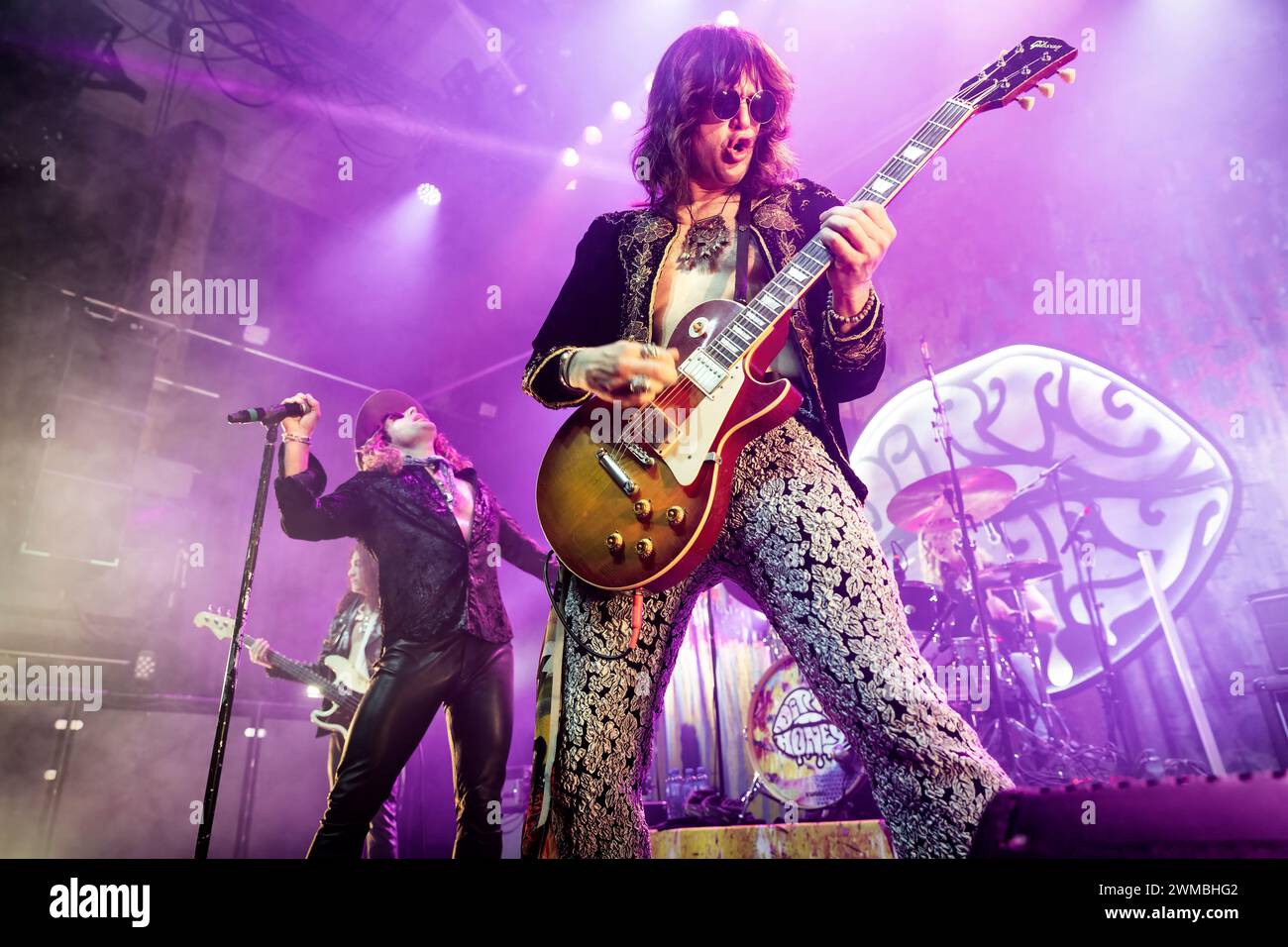 Oslo, Norwegen. Februar 2024. Die US-amerikanische Rockband Dirty Honey spielt ein Live-Konzert im Rockefeller in Oslo. Hier ist Gitarrist John Notto live auf der Bühne zu sehen. (Foto: Gonzales Photo - Terje Dokken). Stockfoto