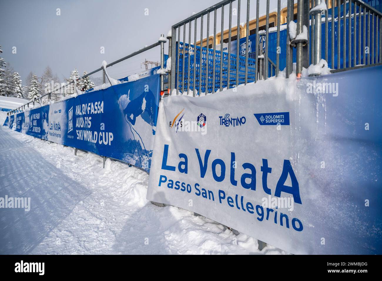 Val di Fassa, Italien 25. Februar 2024: Ein allgemeiner Blick während der FIS Alpinski-Weltmeisterschaft Super G - Rennen storniert - auf der Strecke La Volata im Dolomitgebirge, während der AUDI FIS SKI-WELTMEISTERSCHAFT 2023-24. Quelle: MAURO DALLA POZZA/Alamy Live News Stockfoto