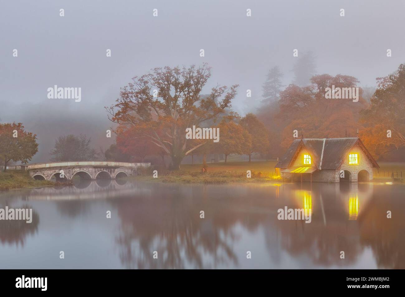 Maynooth, Irland - 11. November 2023: Carton House Hotel Boathouse an einem nebeligen Herbstmorgen Stockfoto