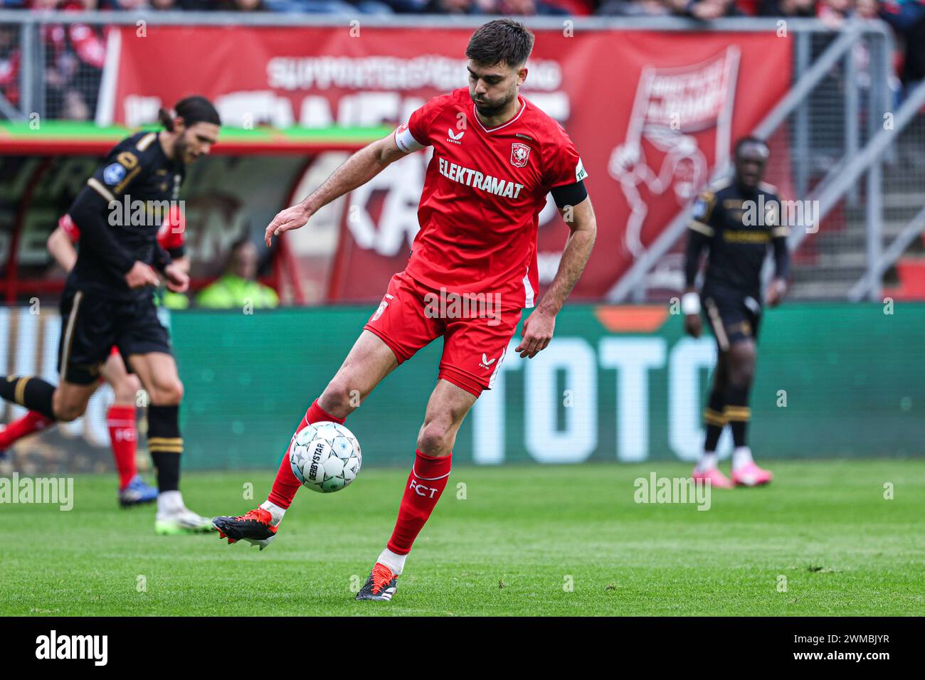 Enschede, Niederlande. Februar 2024. ENSCHEDE, NIEDERLANDE - 25. FEBRUAR: Robin Propper vom FC Twente dribbelt während des niederländischen Eredivisie-Spiels zwischen dem FC Twente und Go Ahead Eagles am 25. Februar 2024 in Grolsch Veste in Enschede. (Foto von Henny Meyerink/BSR Agency) Credit: BSR Agency/Alamy Live News Stockfoto