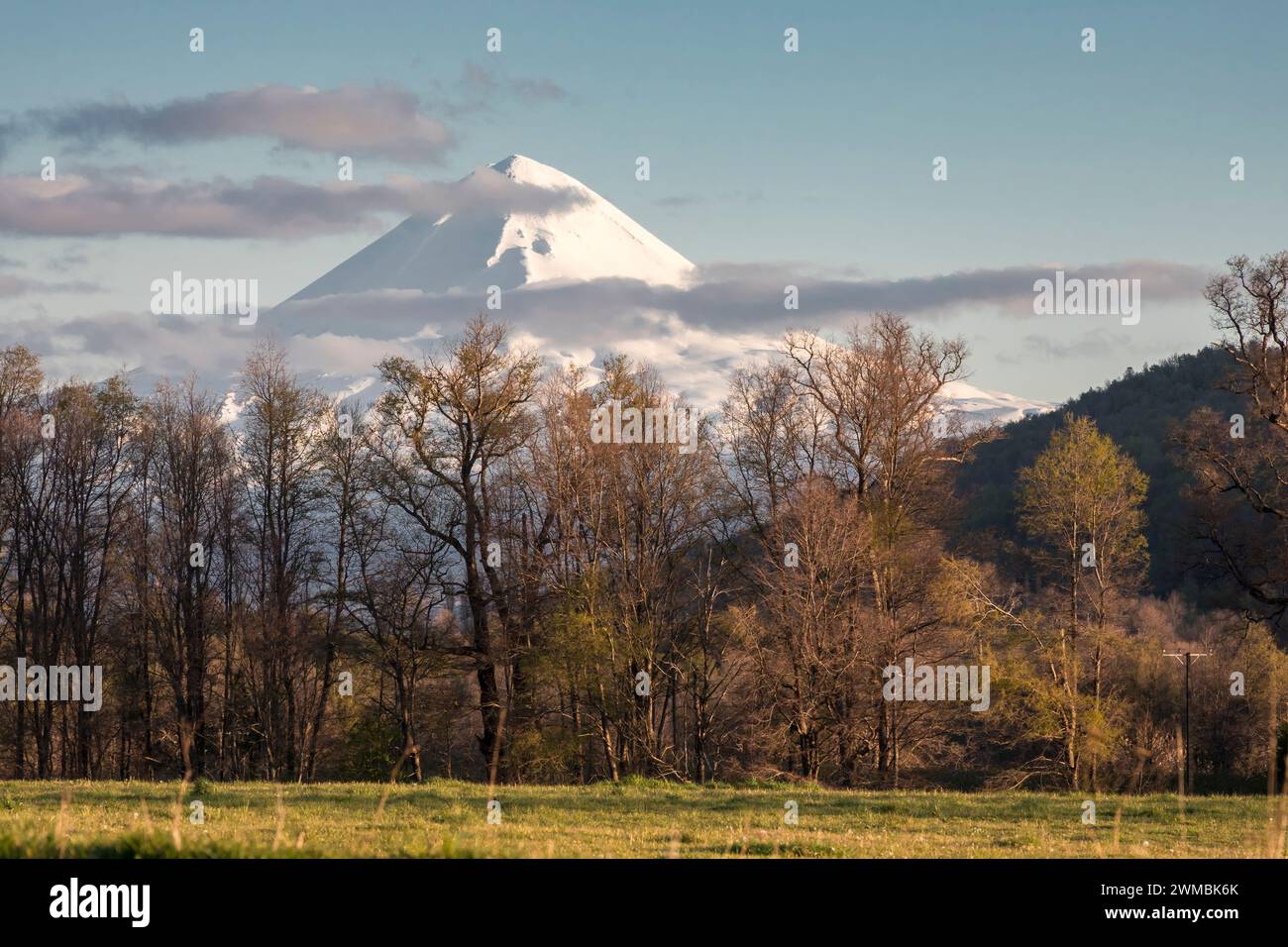 Vulkan Llaimo aus dem Dorf Curacautin, La Araucania, Chile Stockfoto