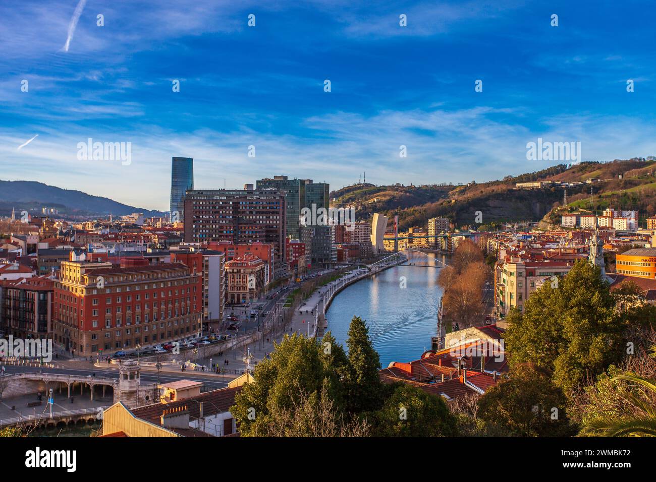 Blick auf Bilbao mit dem Fluss Nervion (Spanien) Stockfoto