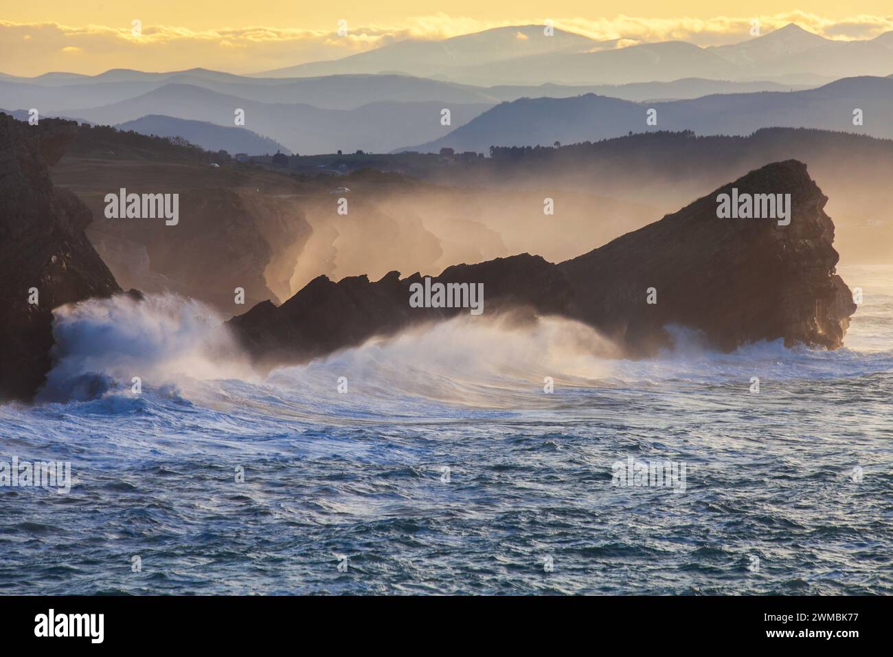 Starke Sturmflut bei Sonnenuntergang, Kantabrien (Spanien) Stockfoto