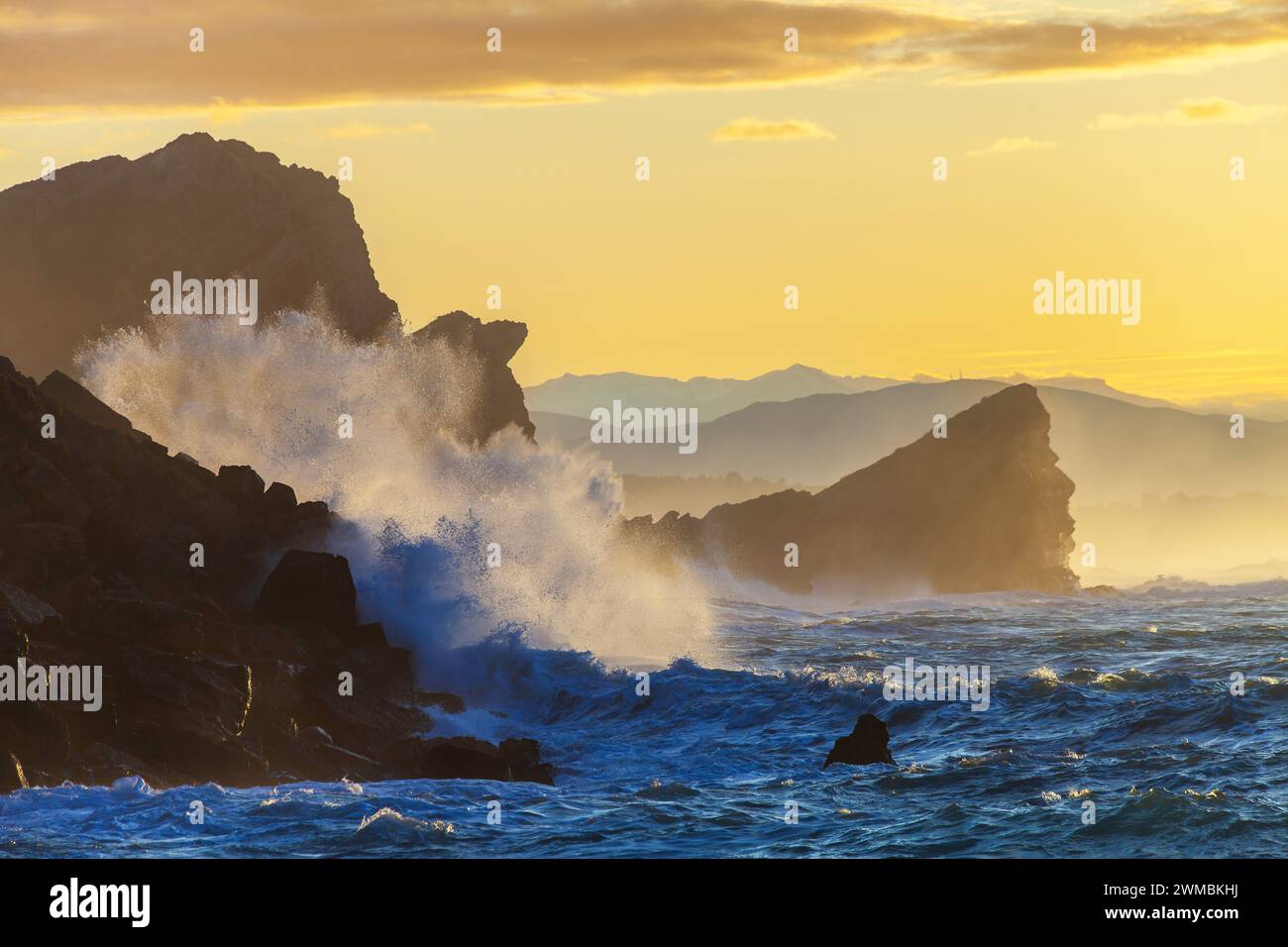 Starke Sturmflut bei Sonnenuntergang, Kantabrien (Spanien) Stockfoto