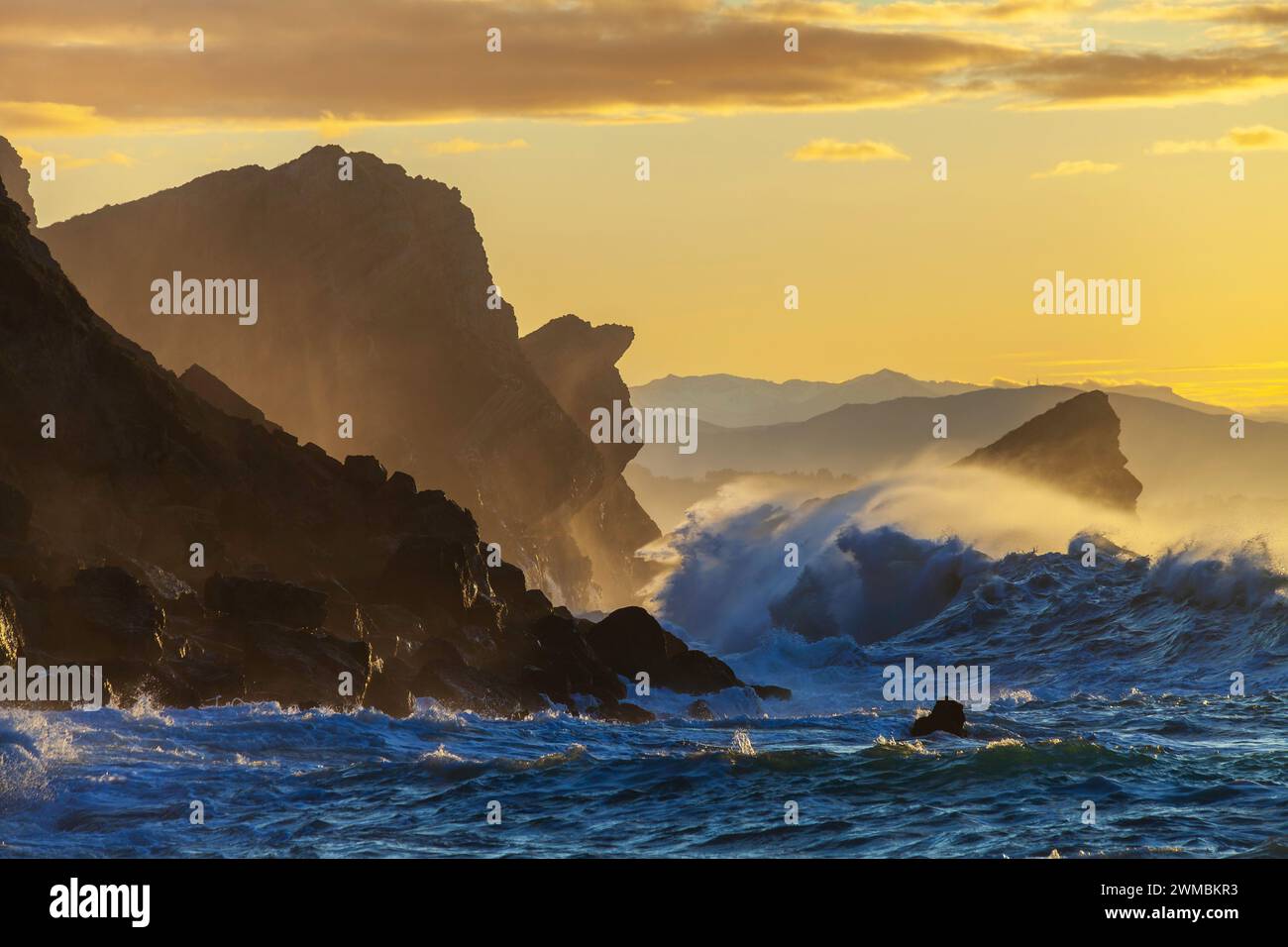 Starke Sturmflut bei Sonnenuntergang, Kantabrien (Spanien) Stockfoto