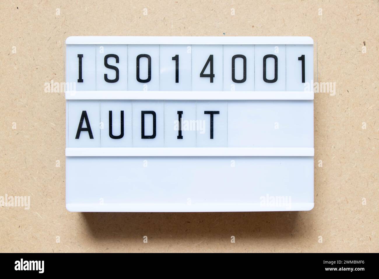 Lightbox mit Word ISO 14001 Audit auf Holzhintergrund Stockfoto