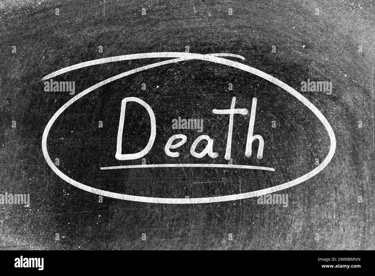 Weiße Kreidehandschrift in Wort Tod und Kreisform auf Tafel Hintergrund Stockfoto