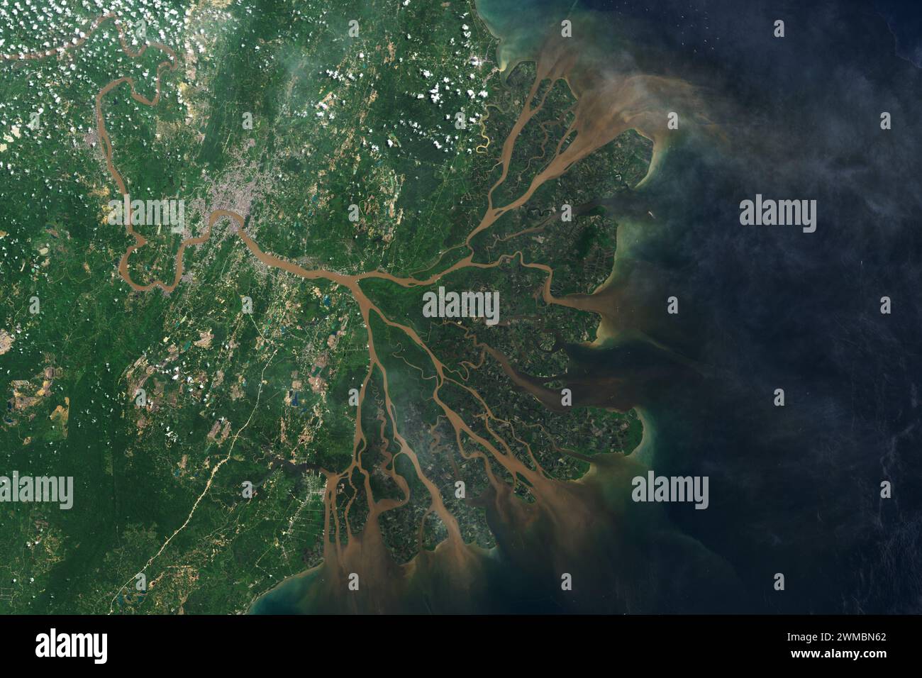 Der Mahakam River entspringt dem zentralen Bergmassiv Borneos und schlängelt sich über 900 Kilometer durch dichte Dschungel, bevor er in das indonesische Mahakam Delta von Makassar mündet Stockfoto