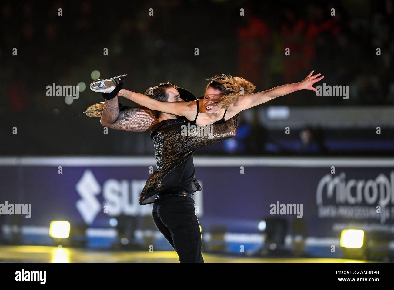 Turin, Italien. Februar 2024. Italien, Turin 24 Februar 2024 PalaVela „Lights on U“ Show für die World University Games of Turin 2025 Victoria Manni e Carlo Roethlisberger (Foto: Tonello Abozzi/Pacific Press) Credit: Pacific Press Media Production Corp./Alamy Live News Stockfoto