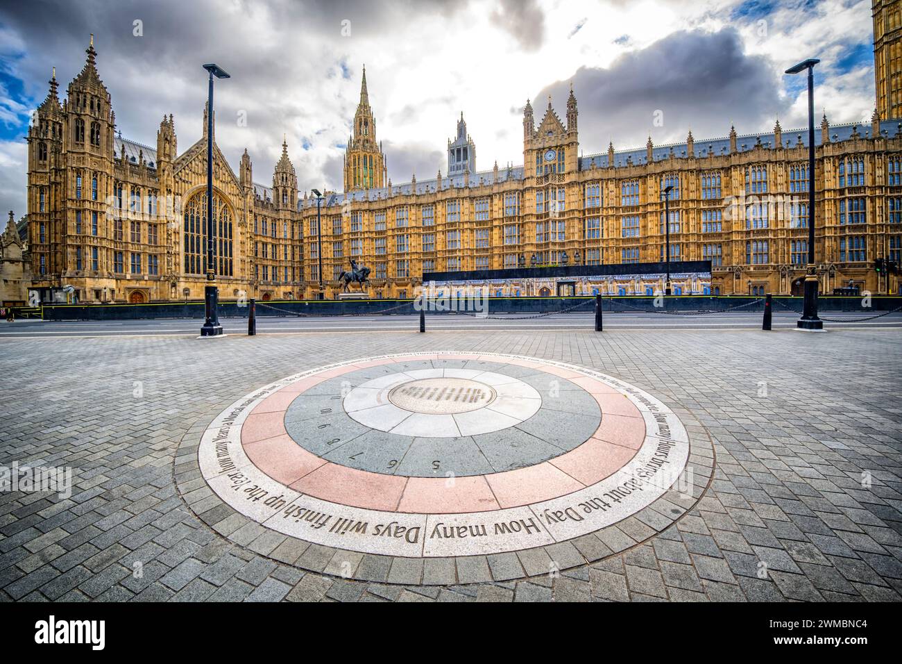 Die Queen Elizabeth Golden Jubilee Sundial vor den Houses of Parliament in Westminster, London, England Stockfoto