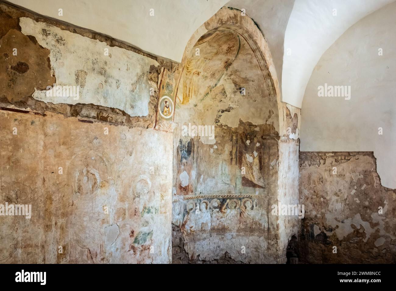 Fresken der Kirche Santa Lucia im archäologischen Bereich von Balsignano (10. Jahrhundert), Stadt Modugno, Provinz Bari, Region Apulien im Süden von Ita Stockfoto