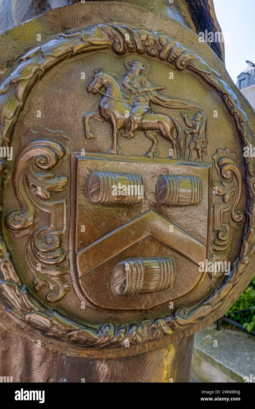 Wappen in Bronze für die Worshipful Company of Dyers A City of London Livery Company in der Nähe der Cannon Street in London Stockfoto