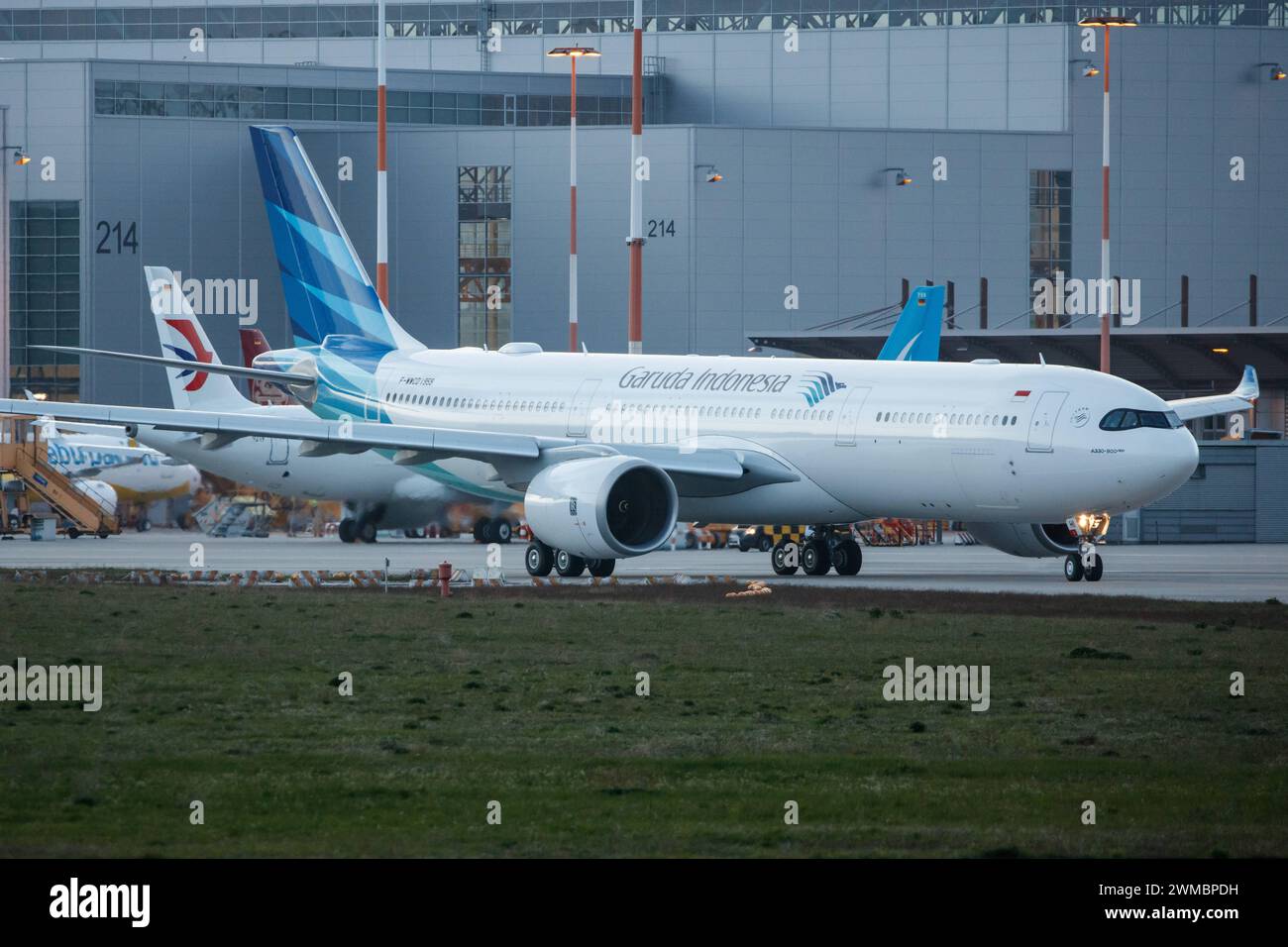 Der Airbus A330-941 A332 der Fluglinie Garuda Indonesia GA / GIA mit der Test-Registrierung F-WWCD MSN: 1959, zukünftige Registrierung PK-GHI, rollt am Flughafen Hamburg Finkenwerder EDHI/XFW. Hamburg Hamburg Deutschland *** der Airbus A330 941 A332 der Fluggesellschaft Garuda Indonesia GA GIA mit der Testregistrierung F WWCD MSN 1959 , zukünftige Registrierung PK GHI, fährt am Flughafen Hamburg Finkenwerder EDHI XFW Hamburg Deutschland Stockfoto