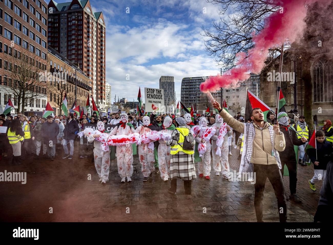 ROTTERDAM - Teilnehmer der Manifestation Hände weg Rafah nehmen an einer Protestprozession durch das Stadtzentrum Teil. Die Demonstration ist gegen Israels Aktionen im Gazastreifen. ANP ROBIN UTRECHT niederlande raus - belgien raus Stockfoto