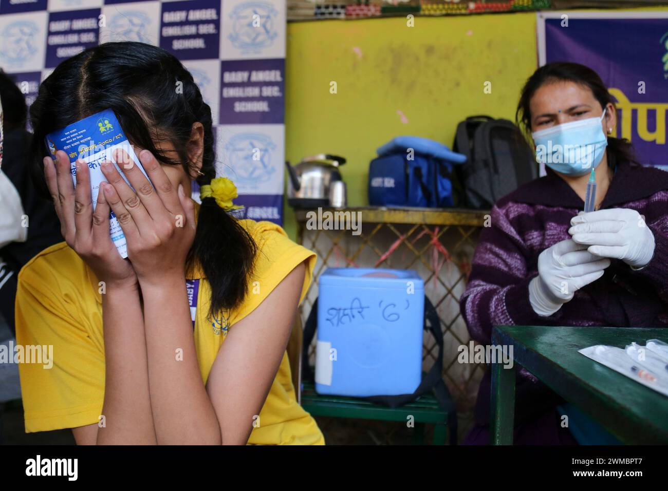 Impfkampagne gegen Masern- Röteln gestartet in Nepal Ein nepalesischer Schüler reagiert als Sanitäter verabreicht Impfstoff gegen Masern- Röteln an einer örtlichen Schule in Kathmandu. Nepal startete ab dem 25. Februar eine landesweite Impfkampagne mit dem Ziel, schätzungsweise 5,7 Millionen Kinder zwischen neun Monaten und 15 Jahren zu impfen. Copyright: XSubashxShresthax Stockfoto