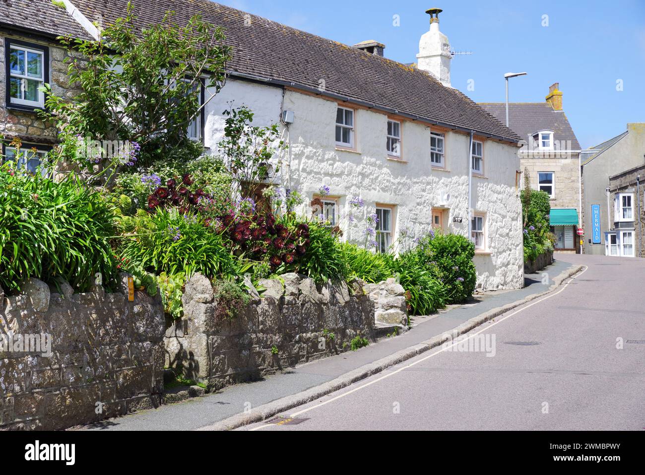 Hübsche Hugh Town mit seinen aufgeräumten Straßen und romantischen Hütten - St Mary's, Isles of Scilly (Großbritannien) Stockfoto